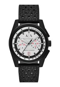 Brazalete de silicona negro con perforaciones, dial plateado con acentos en negro y rojo, marcadores de hora audaces y una caja redonda negra. Pantalla de fecha a las 6 en punto.