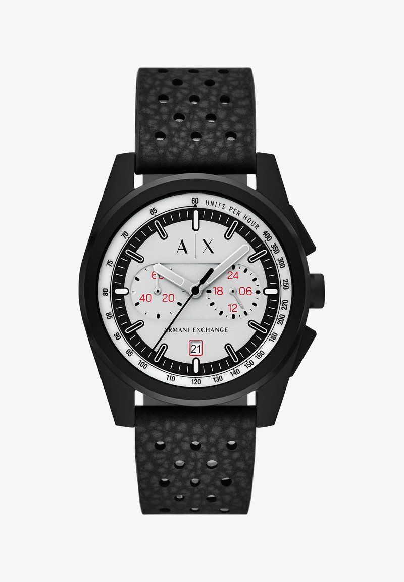 Svart silikonarmband med perforeringar, silverfärgad urtavla med svarta och röda accenter, djärva timmarkeringar och ett runt svart hölje. Datovisning vid klockan 6.