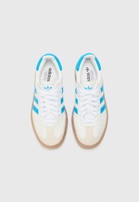 adidas Originals SAMBAE UNISEX  - Sportbačiai - ftwr white/bright blue/gold met.