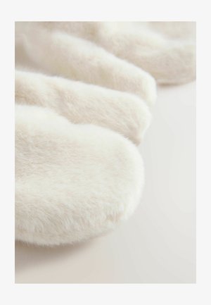 Baltos, pūkuotos šlepetės su minkšta tekstūra ir apvalia forma. Paviršius atrodo purūs ir glotnūs, pabrėžiantys komfortą ir šilumą.