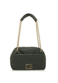 Sac à main vert olive avec un design rembourré, des sangles en chaîne dorée, une texture lisse et une plaque de logo à l'avant. Forme compacte et polyvalente.