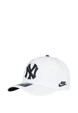 Cappellino da baseball bianco con logo nero dei New York Yankees davanti e logo nero Nike sul lato.