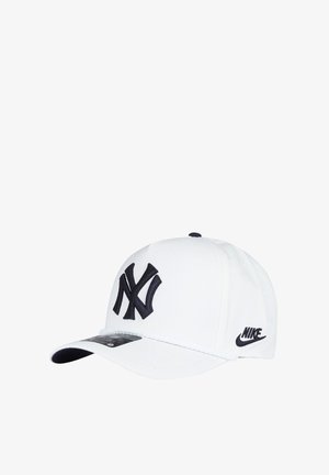 Cappellino da baseball bianco con logo nero dei New York Yankees davanti e logo nero Nike sul lato.