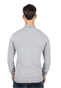 Maglione grigio a collo alto, con polsini e orlo a coste, realizzato in un morbido tessuto testurizzato. Stile senza loghi o motivi visibili.