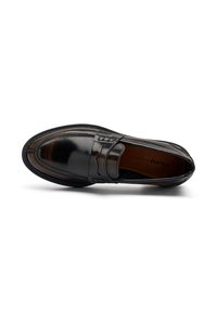 Mocassino nero in pelle lucida con punta tonda, dettagli di cucitura e interno marrone etichettato "FRAV Made in Italy."