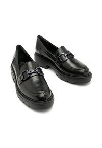 Czarne skórzane lordsy charakteryzują się masywnym designem z ozdobnym łańcuchem. Buty mają niską, teksturowaną gumową podeszwę zapewniającą przyczepność.