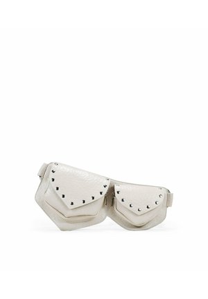 Bolso de cintura de cuero blanco texturizado que presenta dos bolsillos con solapa y acentos de tachuelas negras. Forma geométrica con correa ajustable para mayor versatilidad.