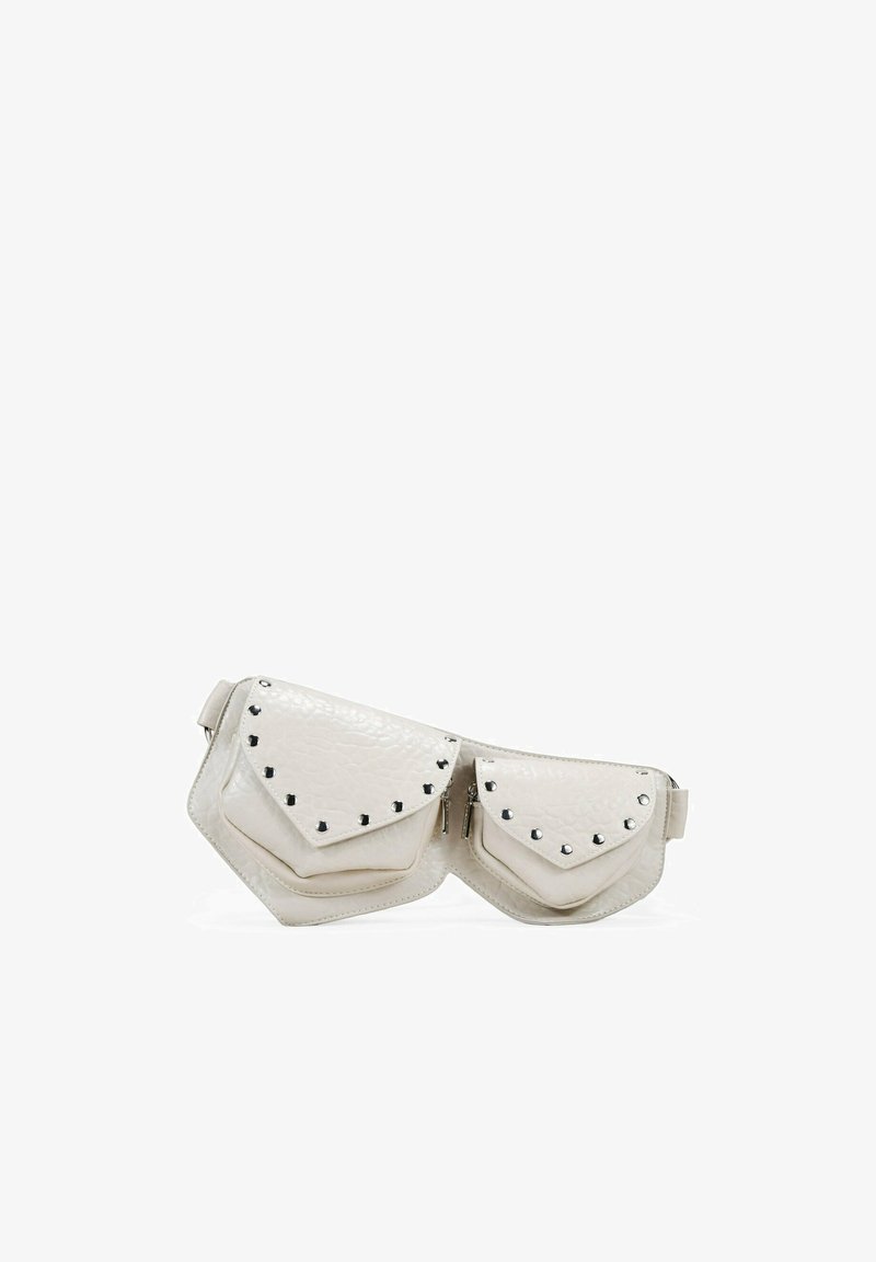 Bolso de cintura de cuero blanco texturizado que presenta dos bolsillos con solapa y acentos de tachuelas negras. Forma geométrica con correa ajustable para mayor versatilidad.