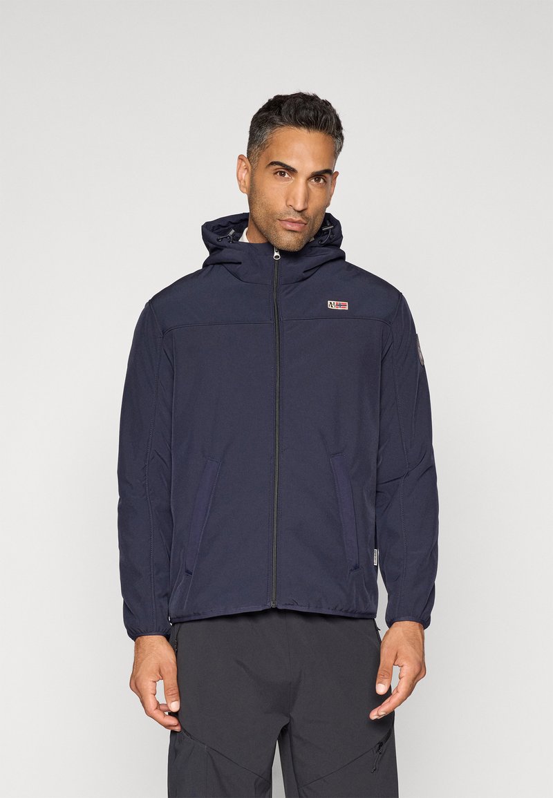 Chaqueta con capucha de color marino hecha de tela ligera, con cremallera frontal, dos bolsillos laterales y un pequeño parche con el logotipo en el pecho.