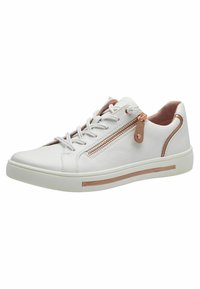 Zapatilla blanca con textura de cuero, detalles en rosa dorado, cremallera en el lateral y suela de goma con una franja en contraste.