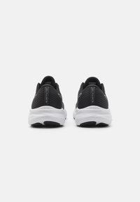 Scarpe sportive nere con tomaia in mesh, collarino imbottito e suola intermedia bianca con accenti testurizzati e suola in gomma per una migliore aderenza.
