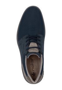 Chaussure bleu marine avec tige en maille texturée, accents en suède gris et lacets ronds. Comprend une semelle intérieure rembourrée et des coutures contrastantes.