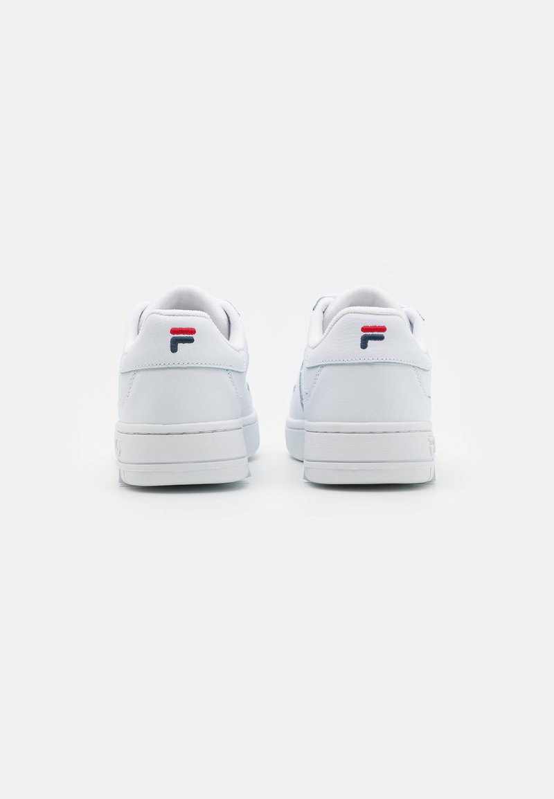 Ein Paar weiße Sneakers mit rotem und navyfarbenem "F"-Logo an der Ferse, von hinten auf weißem Hintergrund gezeigt.