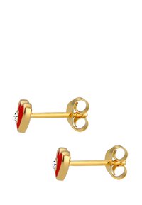 Guld studsøreringe formet som hjerter med røde emalje detaljer og en central klar rhinestone. Glat finish og klassisk postdesign.