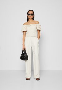 Selected Femme SLFFIRMINA ON OFF SHOULDER - Palaidinė - sandshell