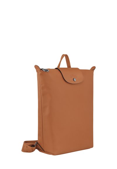 Brauner Lederrucksack mit glatter Textur, rechteckiger Form, Tragegriff oben, Reißverschlussverschluss und einer vorderen Klappe mit Druckknopf.