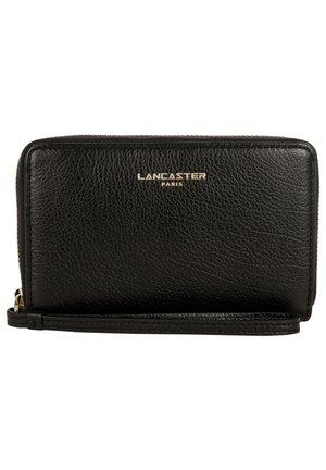 Portafoglio in pelle nera con superficie texturizzata, logo dorato "LANCASTER PARIS", chiusura con zip e tracolla, caratterizzato da una forma rettangolare.