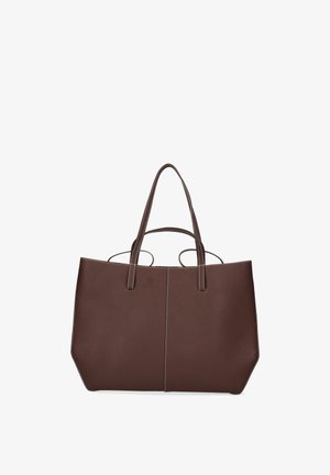Borsa a tracolla in pelle marrone con doppi manici superiori e cuciture visibili sul pannello anteriore su sfondo bianco.