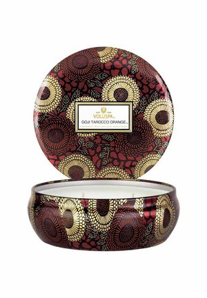 Voluspa WICK CANDLE DECORATIVE TIN GOJI TAROCCO  - Duftlys - redgold
