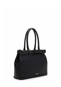 Sort læderhåndtaske med tekstureret finish, struktureret form, dobbelte håndtag og nittebælte detalje. Guld logo detalje nederst.