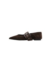 Zapato plano de ante marrón con punta afilada y una correa ajustable con hebilla en la parte superior. Tacón bajo y textura suave.