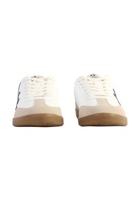 Sneakers bianchi con accenti beige, suola in gomma, design con lacci e logo nero sul lato. Materiale in pelle liscia e tessuto.