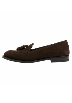 Braune Wildleder-Loafer mit einem leichten Absatz, spitz zulaufender Zehenpartie, dekorativem Quasten und kontrastierendem Nähen entlang der oberen Kante.