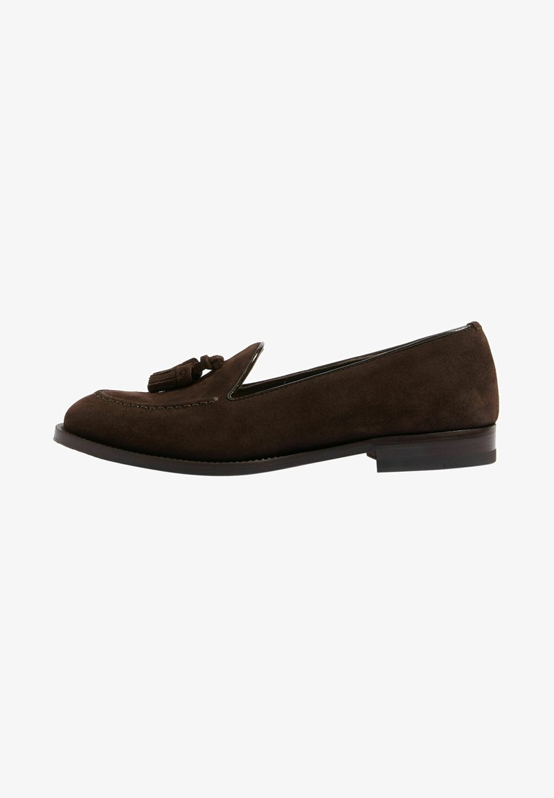 Mocassini in suede marrone con un leggero tacco, caratterizzati da una punta affusolata, una nappina decorativa e una cucitura a contrasto lungo il bordo superiore.