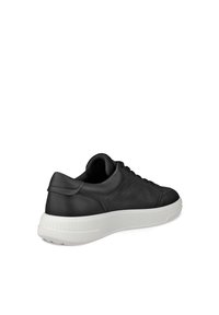 Μαύρο δερμάτινο αθλητικό παπούτσι με υφή στην επιφάνεια, λευκή ελαστική σόλα, στρογγυλεμένη μύτη και σχεδιασμό με κορδόνια. Διαθέτει επενδυμένο γιακά για άνεση.