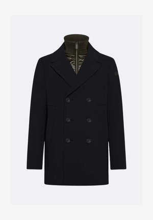 Cappotto navy doppiopetto con ampi revers, tasche frontali e un colletto alto a coste sotto. Tessuto liscio con dettagli di bottoni.