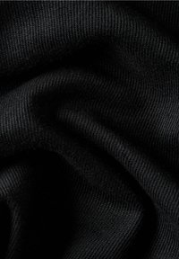 Tissu tricoté noir avec une texture lisse et uniforme, présentant des côtes subtiles et un drapé doux. Aucun motif ou détail visible.