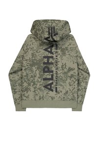 Зелено и сиво камуфлажно худи с голям вертикален черен текст "Alpha Industries" на гърба и качулка.