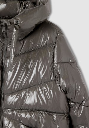 Puchowa kurtka ocieplana w błyszczącej ciemnoszarej kolorze, z wysokim kołnierzem, zapinana na zamek, z wyraźnie wydzielonymi pikowanymi sekcjami. Gładka, błyszcząca tekstura.