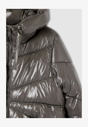 Puchowa kurtka ocieplana w błyszczącej ciemnoszarej kolorze, z wysokim kołnierzem, zapinana na zamek, z wyraźnie wydzielonymi pikowanymi sekcjami. Gładka, błyszcząca tekstura.