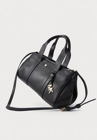 Borsa a mano in pelle nera con una finitura testurizzata, manici doppi, una tracolla staccabile, accessori in oro e un charm con logo.