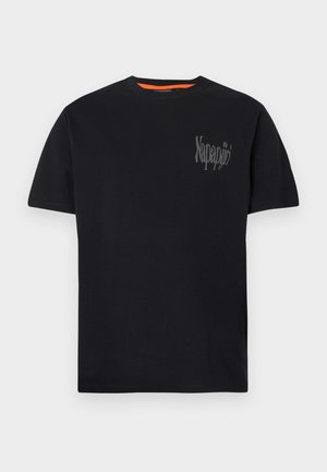 Schwarzes Baumwoll-T-Shirt mit Rundhalsausschnitt, kurzen Ärmeln und einem grauen Logo auf der linken Brust. Verfügt über ein kontrastierendes orangefarbenes Innenfutter am Halsausschnitt.