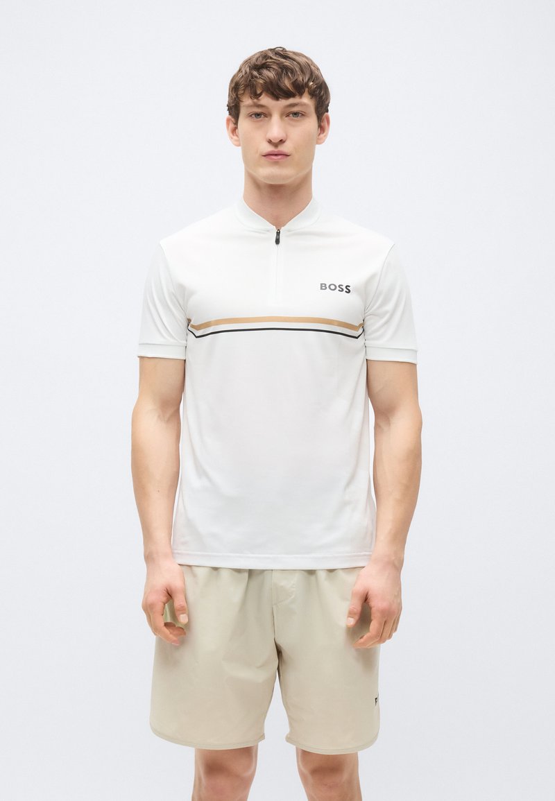 Λευκό κοντομάνικο πόλο μπλουζάκι με γιακά σε στυλ μισής φερμουάρ, με οριζόντιες ρίγες σε μπεζ και μαύρο, και μικρό λογότυπο «BOSS» στο στήθος.