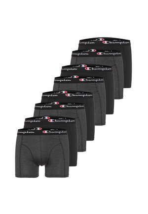Stapel von acht Boxershorts für Herren in Schwarz und Dunkelgrau mit schwarzen elastischen Bündchen, die weiße und rote Champion-Logos zeigen.