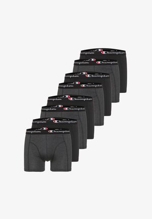 Stapel von acht Boxershorts für Herren in Schwarz und Dunkelgrau mit schwarzen elastischen Bündchen, die weiße und rote Champion-Logos zeigen.