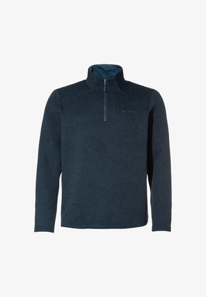 Pullover de fleece azul escuro com um fecho de quarto. Tecido texturizado, gola alta e um pequeno logotipo no peito. Mangas longas e bainha reta.
