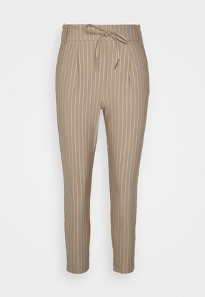 Pantalon beige fuselé avec fines rayures blanches verticales, taille élastique, plis avant, passants pour ceinture et fermeture à cordon de serrage.