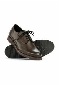 Brązowe skórzane buty na sznurówki z gładką cholewką, zaokrąglonym czubkiem i teksturowaną gumową podeszwą z liniowym wzorem.