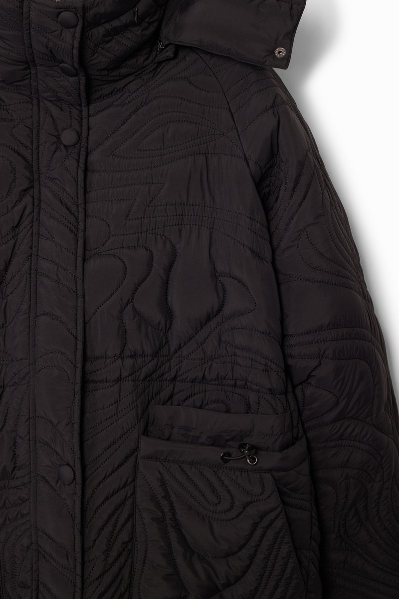 Giubbotto nero imbottito con motivo di cuciture in rilievo, colletto alto, chiusure a bottoni e tasca frontale con cordino. Texture liscia.