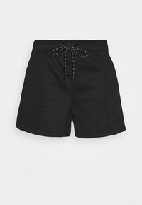 Černé kraťasy vyrobené z měkké tkaniny s elastickým pasem, nastavitelným šňůrkovým páskem a jemnými postranními švy.