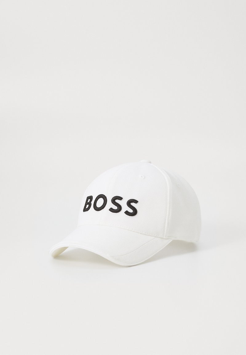 Fehér, pamutból készült baseball sapka ívelt karimával. A tetején fekete hímzett "BOSS" felirat található. Az anyaga sima textúrájú.