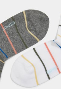 Graue Socke mit bunten Streifen und Markenlogo, kombiniert mit weißer Socke mit dünnen bunten Streifen. Weiches, gestricktes Material. Standardgröße.