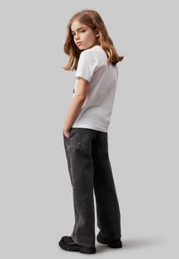 Calvin Klein Jeans MAXI HERO FLOCK LOGO - Apdrukāts T-krekls - bright white