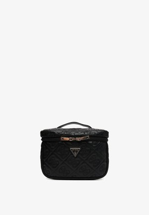 Trousse de maquillage en cuir noir matelassé avec motif de logo en relief, poignée supérieure, fermeture éclair et plaque triangulaire Guess en métal doré à l'avant.