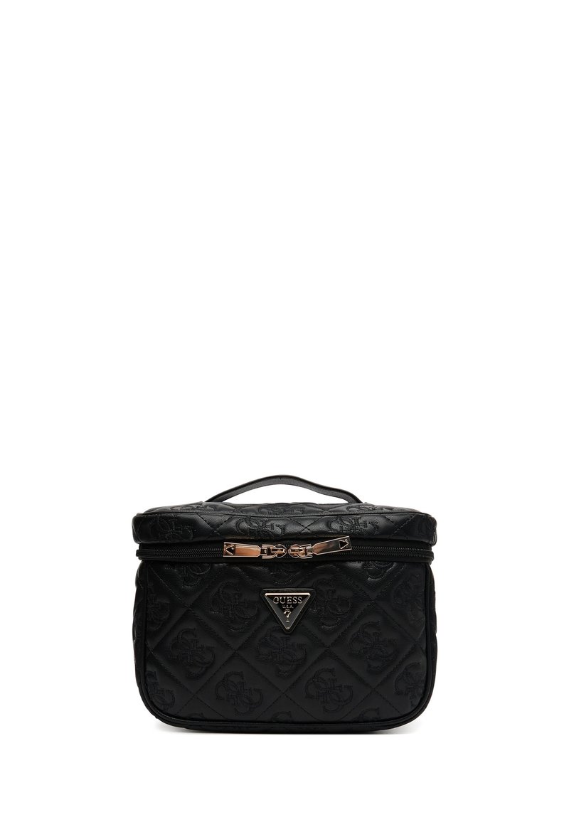 Bolso de cosméticos negro acolchado con patrón de logotipo en relieve, asa superior, cierre de cremallera y placa triangular de la marca Guess en tono dorado en la parte frontal.