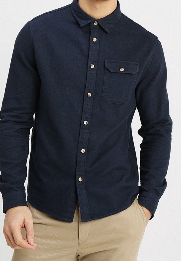 Marinblå skjorta med knappar, tillverkad av bomull, med en bröstficka, kontrasterande gyllene knappar och en klassisk kragsdesign.